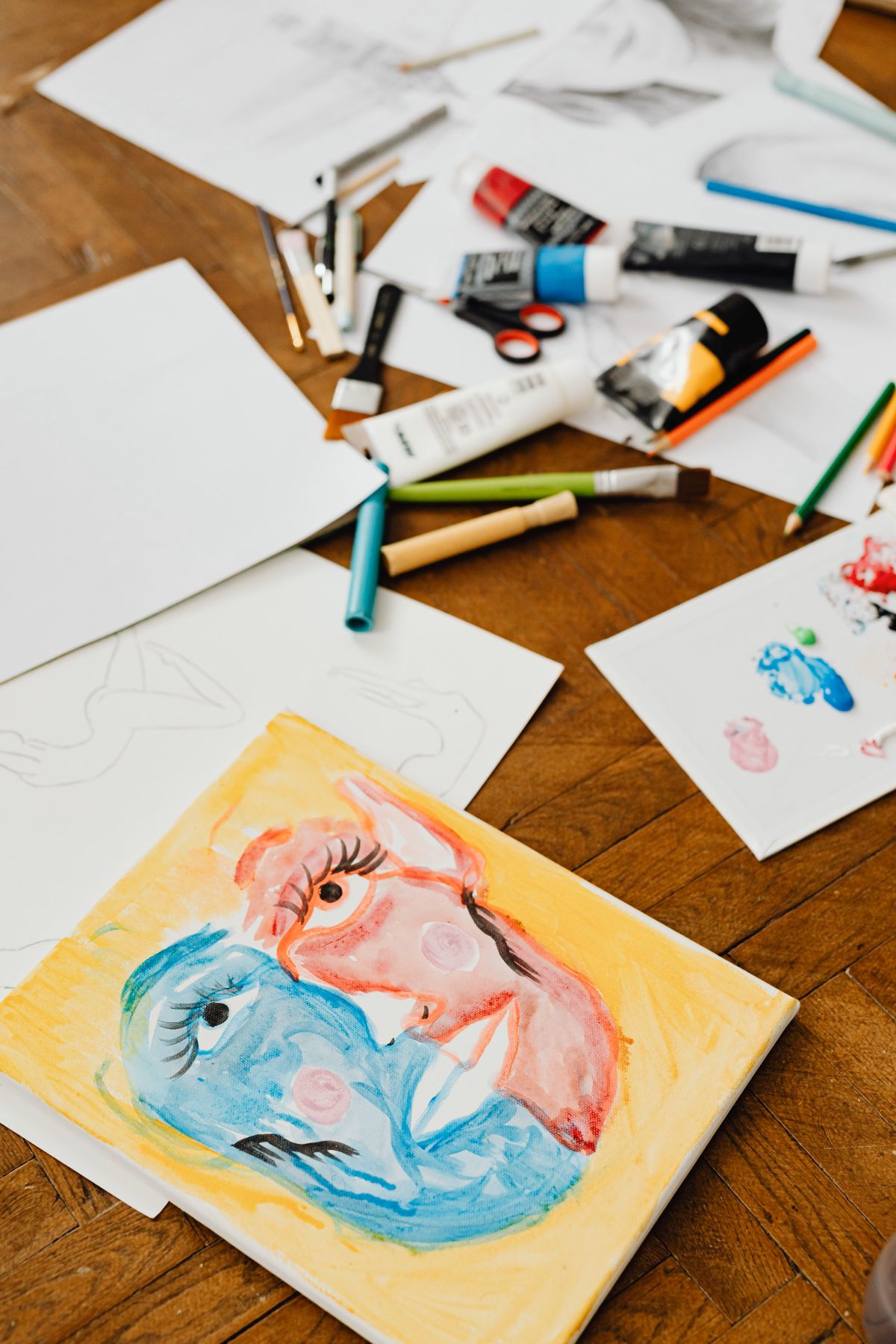 Apprendre à dessiner sans se ruiner : par où commencer quand on part de zéro fournitures de dessin simples posées sur une table en bois